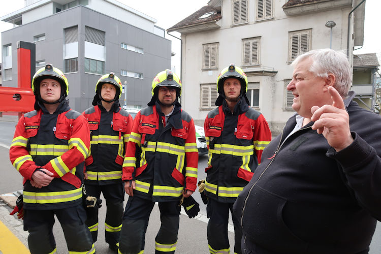 René erklärt die Funktion des Hubretters