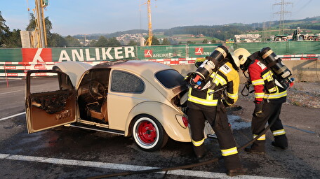 Fahrzeugbrand alter VW Käfer