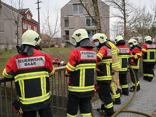 Teilnehmer der Feuerwehr Baar am Strahlrohr