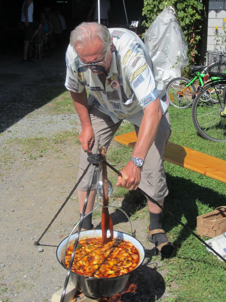 Béla mit der fertigen Gulaschsuppe