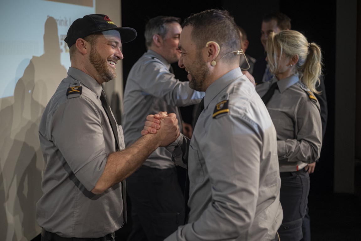Gratulation an den neu beförderten Wachtmeister Dominik