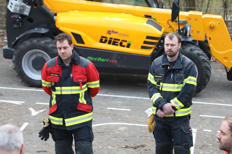 Hans und Fabian hören gespannt zu