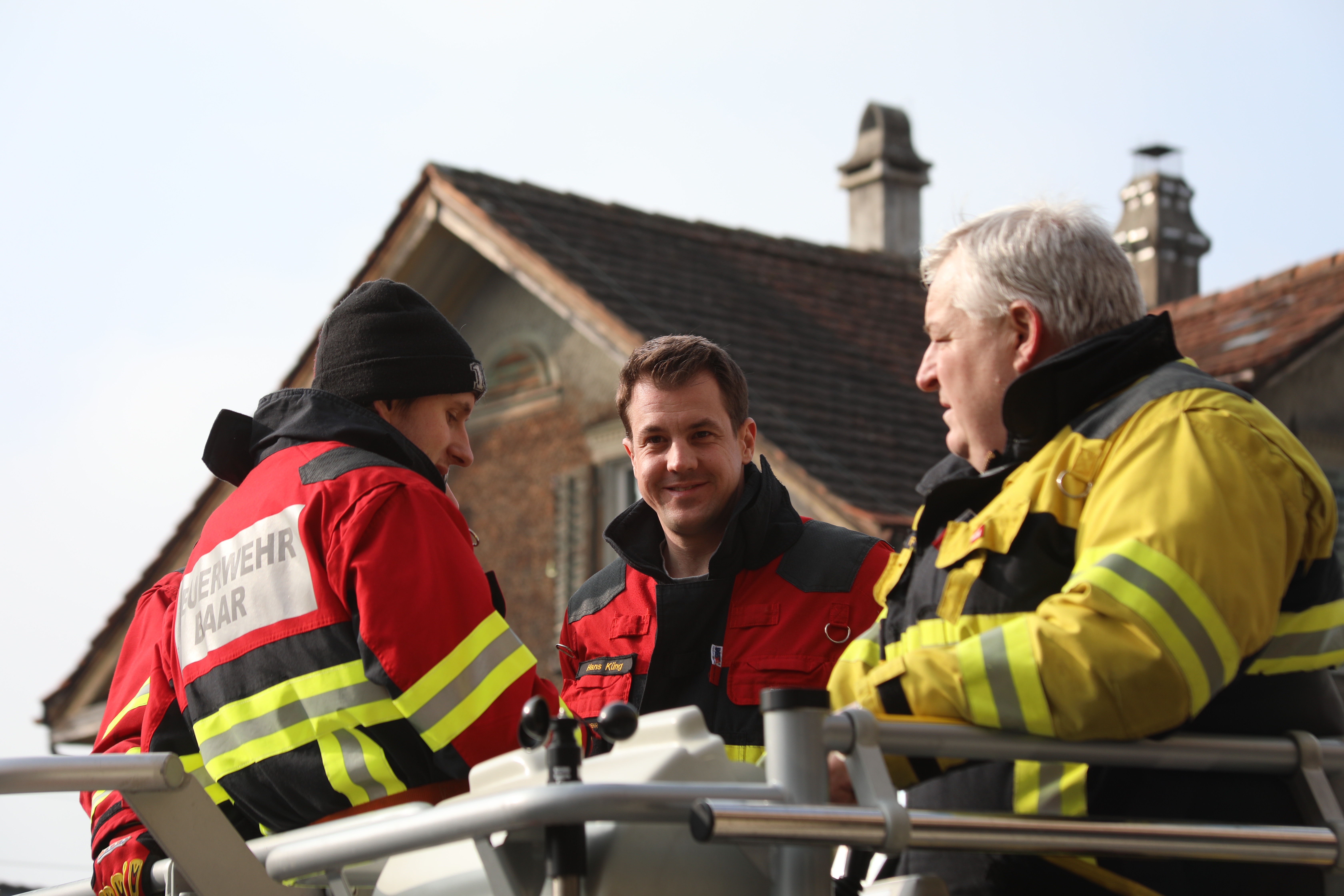 René mit Gemeinderat Hans Küng und Flavio auf dem Hubretter