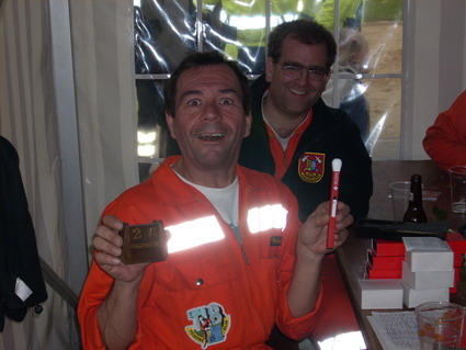 Einen Holz-Kalender und ein Feuerzeug