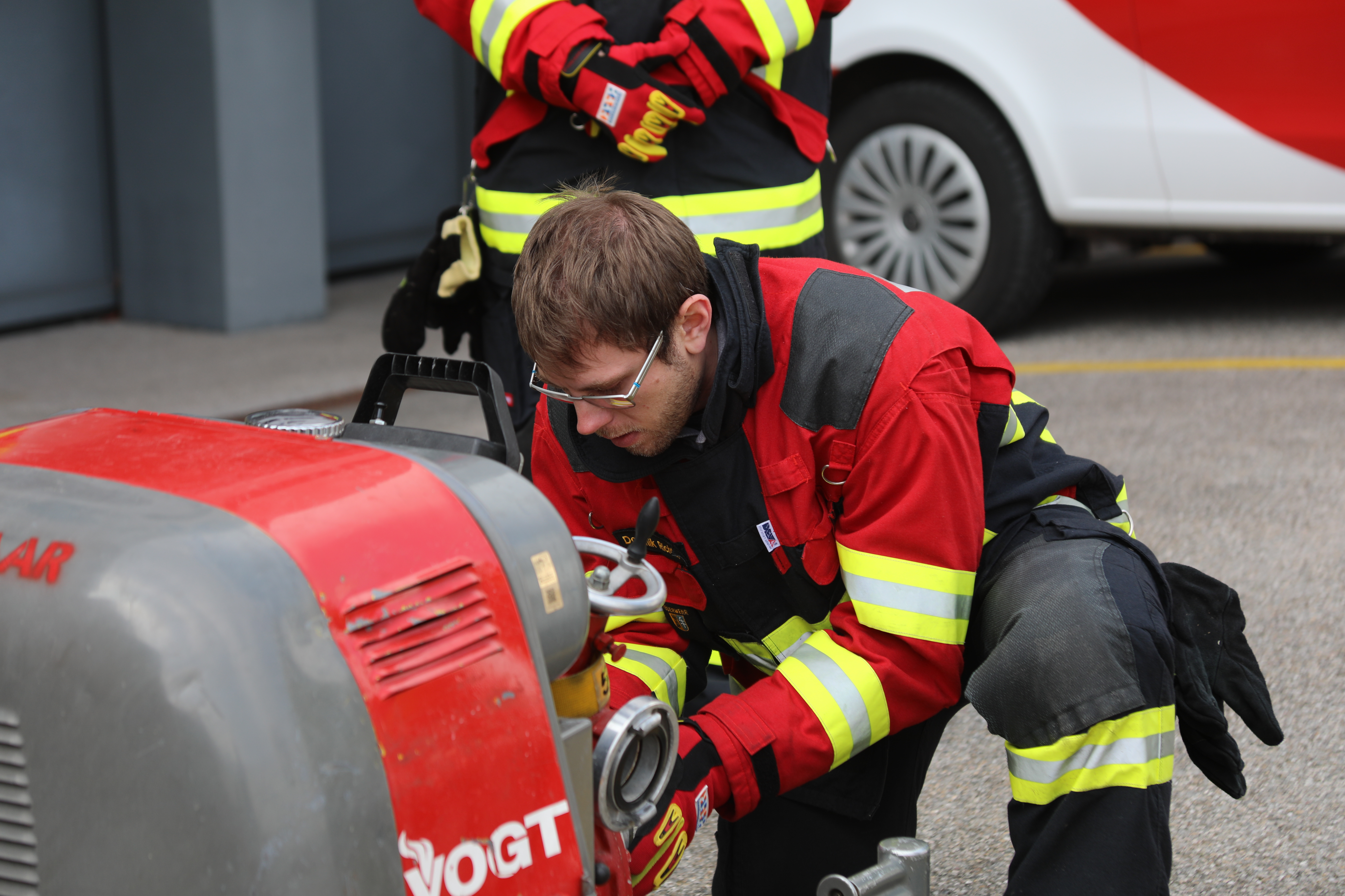 Dominik beim Motorspritzen-Rundgang