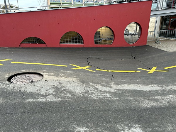 Bodenabsenkung Eingang Waldmannhalle