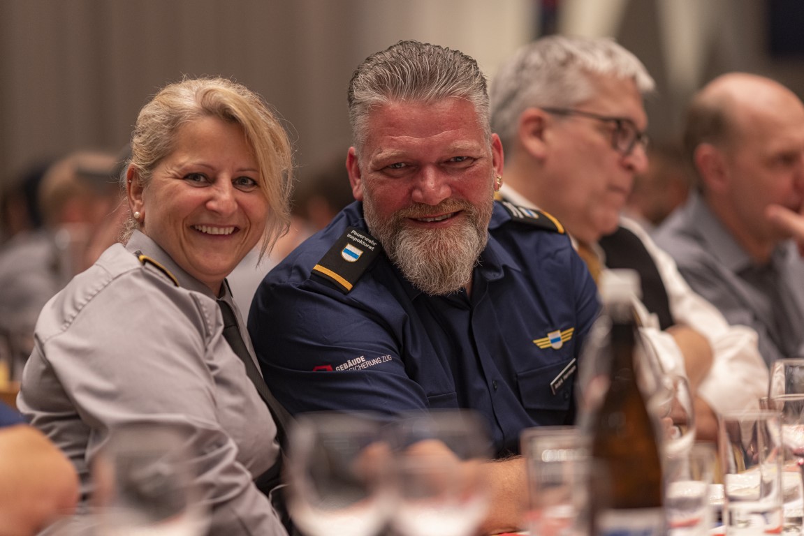Vizekommandantin Sandra mit Feuerwehrinspektor Stv. André