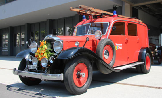 - Oldtimer "Karoline" 1932

Marke/Typ: Packard
Dienstzeit: 1944 - 1975
Aufbau: Umbau nach Plänen der Feuerwehr Baar
Kosten 1944: Fr. 11'300.-

Dieses erste Einsatzfahrzeug der Feuerwehr Baar war früher im Privatbesitz einer vermögenden Familie, welche diesen Wagen 1932 für Fr. 24'000.- gekauft hatte und 1944 an die Gemeinde Baar abtrat. Seit der Ausserdienststellung 1975 dient der Wagen, welcher übrigens in Feuerwehrkreisen den Mädchennamen "Karoline" trägt, für Repräsentationszwecke an Spezialanlässen (Hochzeiten, Teilnahme an Umzügen). Wegen der geringen Anzahl gefahrener Kilometer, einer aber bei Einsatzfahrten augenblicklich hohen Belastung, mussten Motor und Getriebe mehrmals repariert und sogar einmal ersetzt werden. Erstaunlich ist, dass dieses Fahrzeug bereits über einen Berggang (sprich Geländegang) verfügte, der natürlich der Feuerwehr sehr von Nutzen war. 

