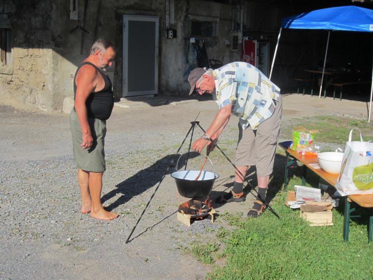 Fritz beobachtet Béla beim Kochen