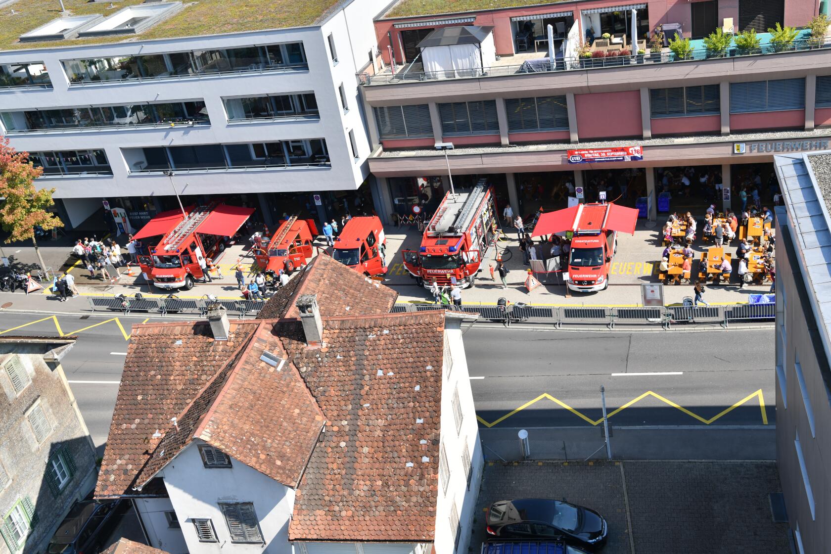 Depot mit Fahrzeugen aus der Vogelperspektive