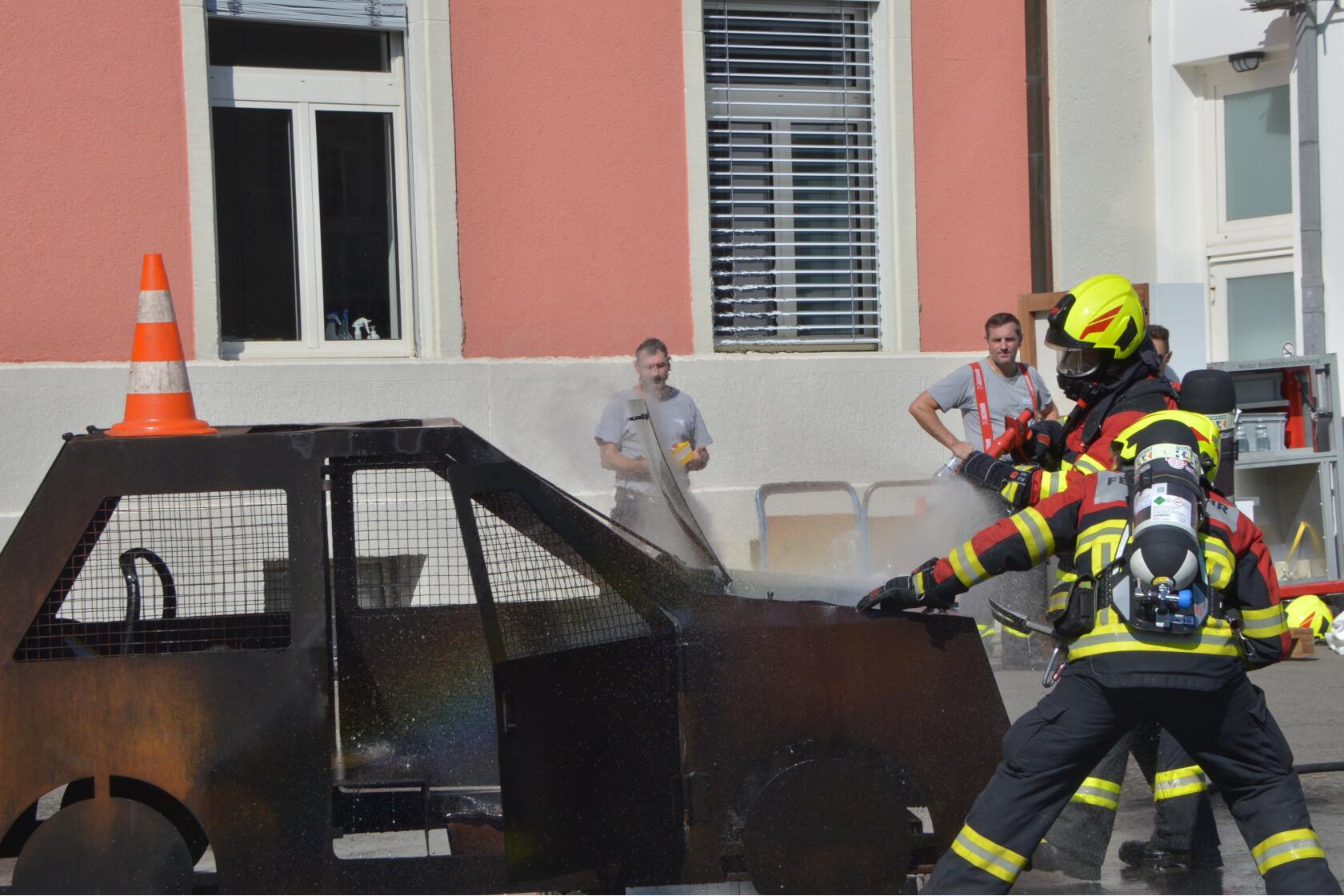 Demonstration Löschen eines Fahrzeugbrandes