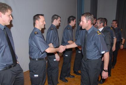 ...mit Handschlag in die Feuerwehr aufgenommen