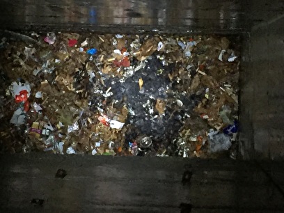 Das in Brand geratene Laub in einem Lichtschacht