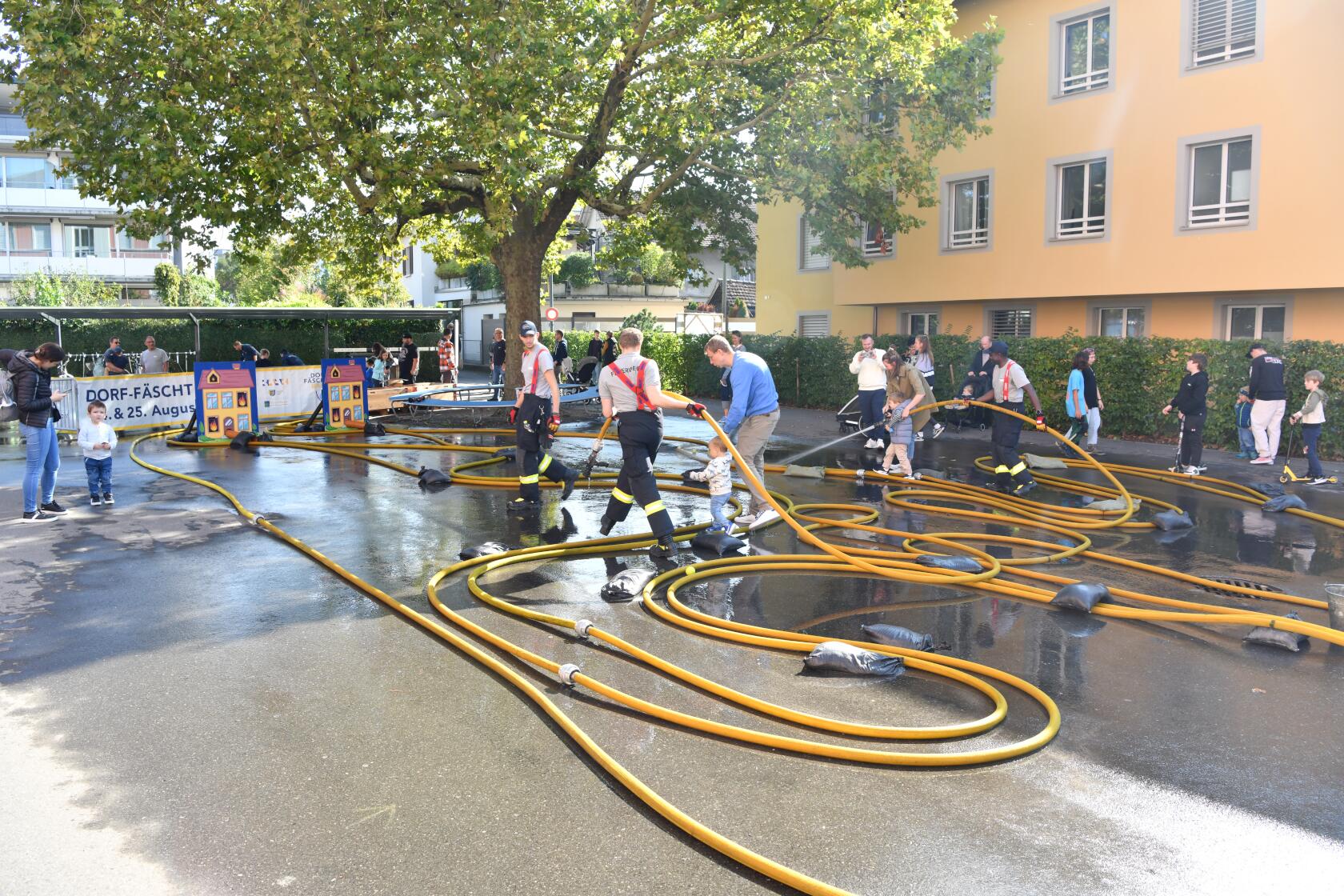 Der Löschparcours für die Kinder wird rege benutzt