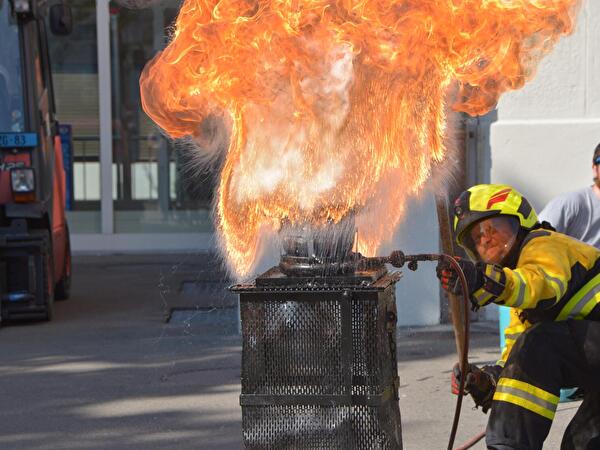 Ölbrand mit Wasser löschen