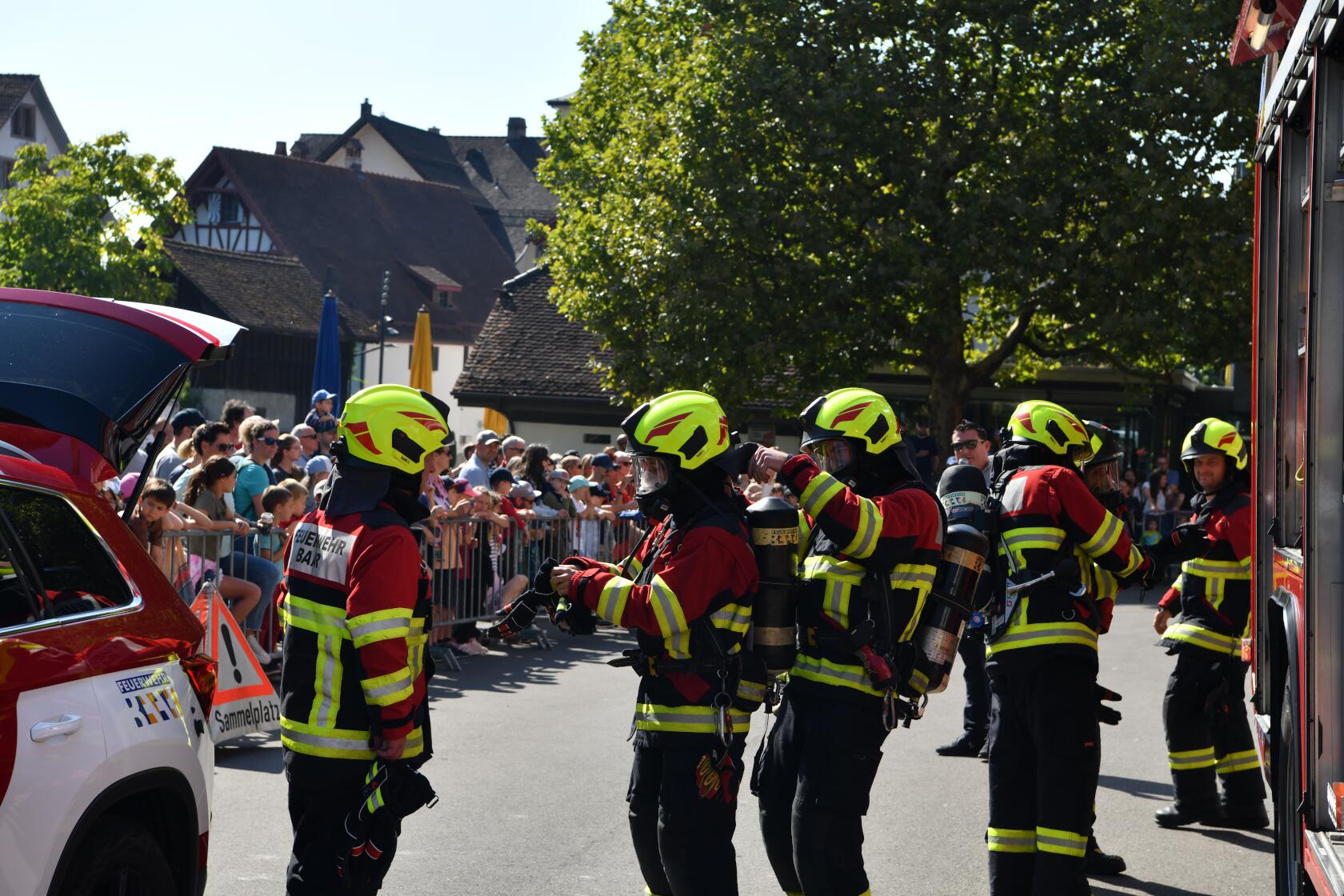 Atemschutztrupp bereit für den Fahrzeugbrand