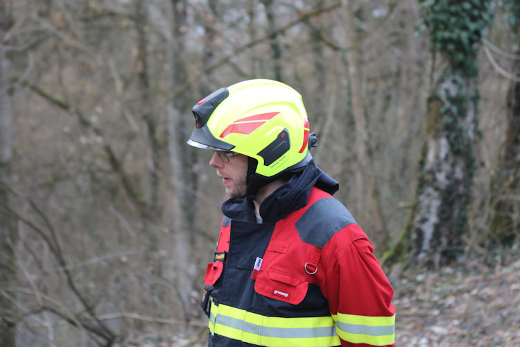 Dominik hört gespannt zu