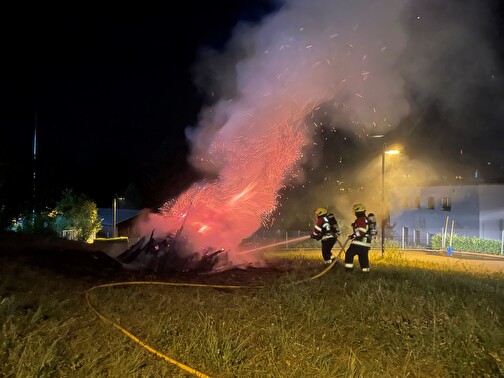 1. Augustfeuer wird aus Sicherheitsgründen mit einem Schnellangriff ab Tanklöschgerät gelöscht