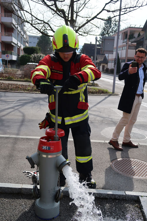 Der Hydrant wird ausgiebig gespült