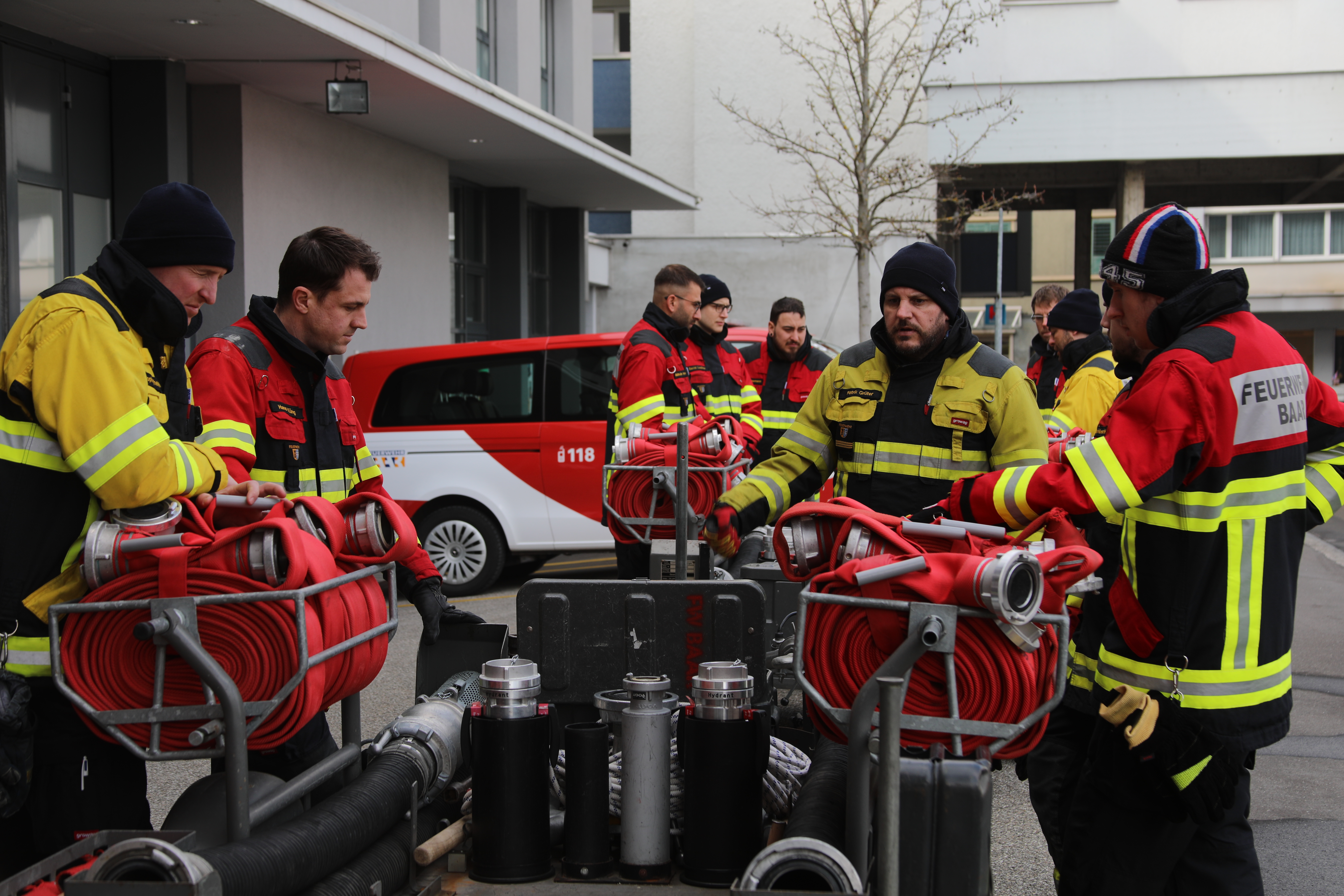 Patrik erklärt das Material auf dem Anhänger der Motorspritze
