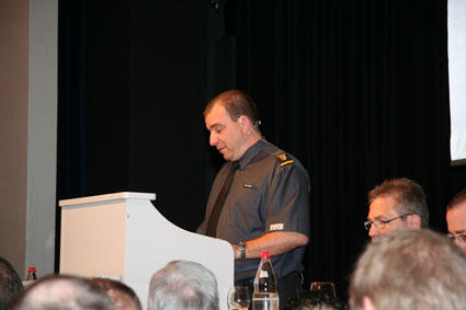 Kommandant Peter Utiger leitet den Rapport