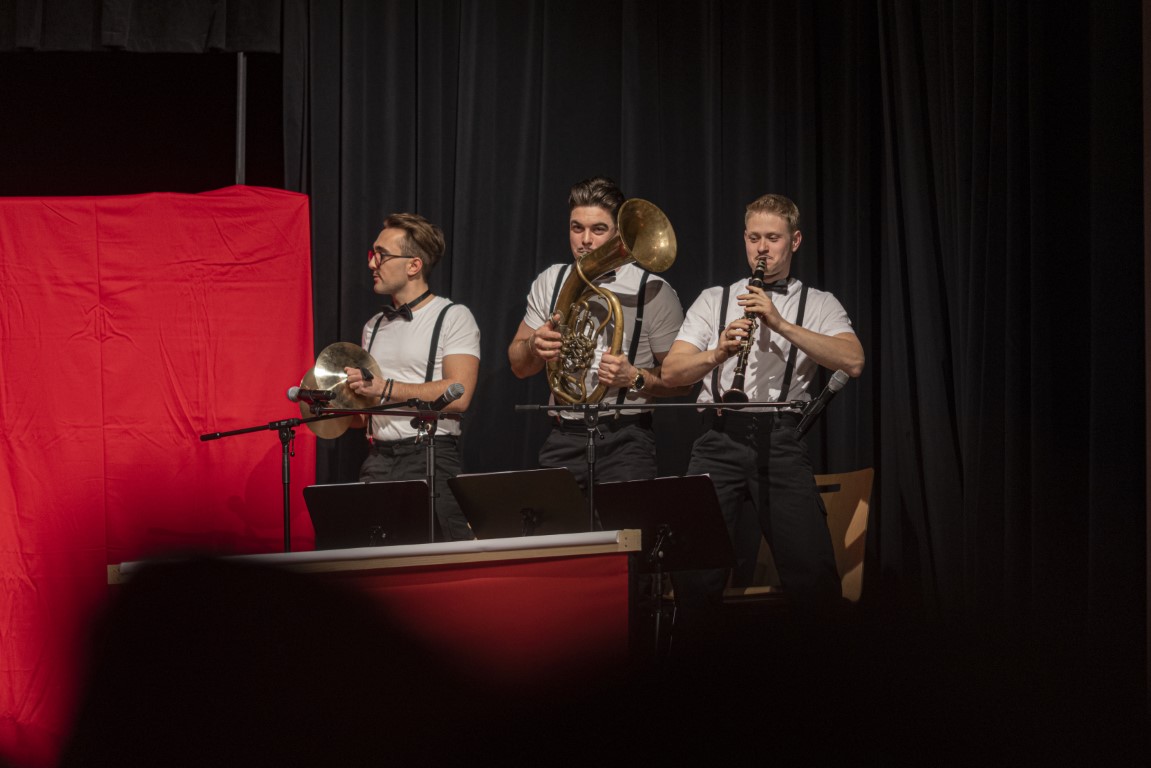 Theater Löschzug Pikett, eigene Zirkusmusik