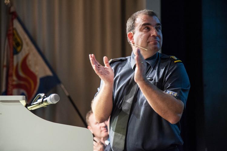 Der Kommandant applaudiert.