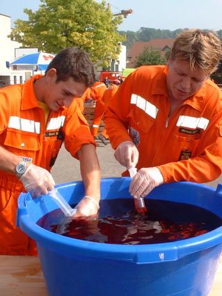 Posten Sanität: Spritzen mit "Blut" füllen...