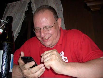 Dani ist schon wieder am Handy