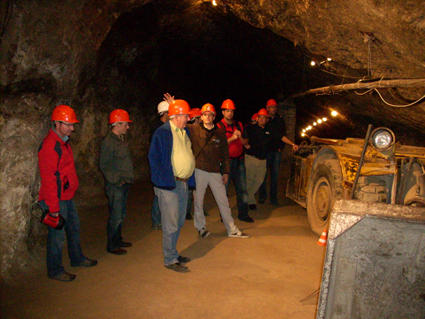 Die sogenannte "Tunnel-Katze" (rechts, das in der Mitte ist ein sogenannter "Hotz")