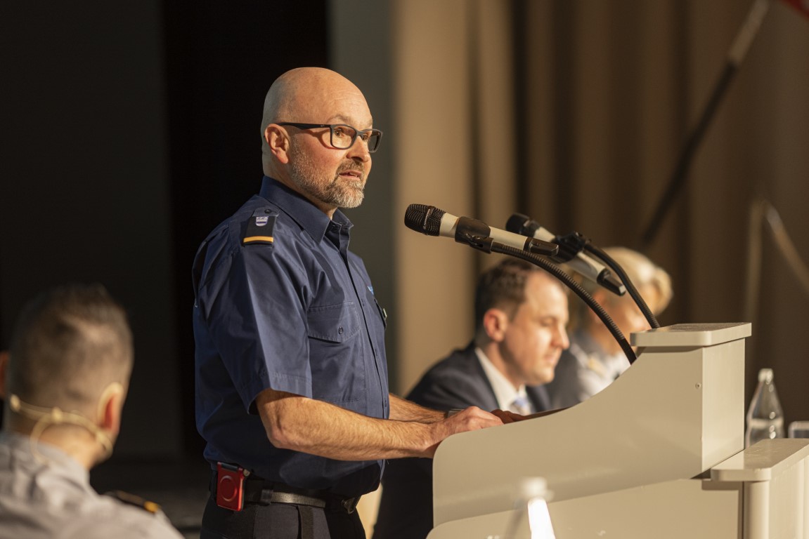 Kdt der Stützpunktfeuerwehr Zug, Daniel Jauch übergibt ein Geschenk...