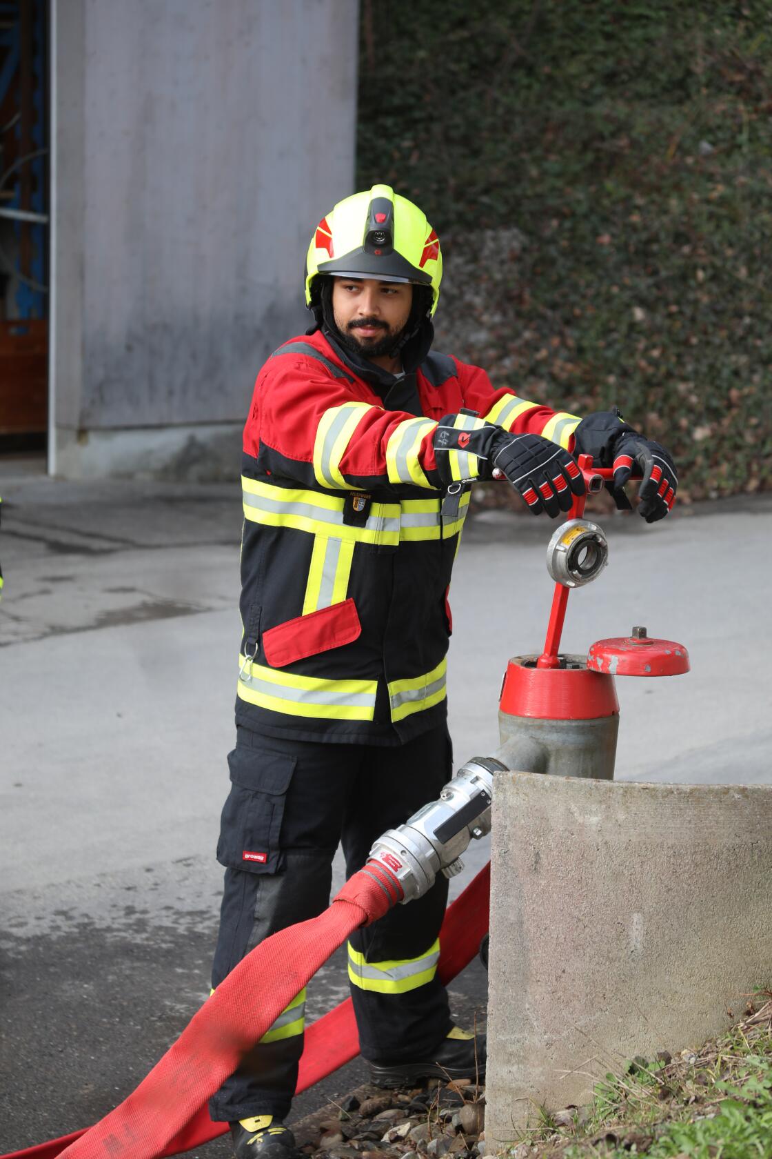 Marcel bedient den Hydranten