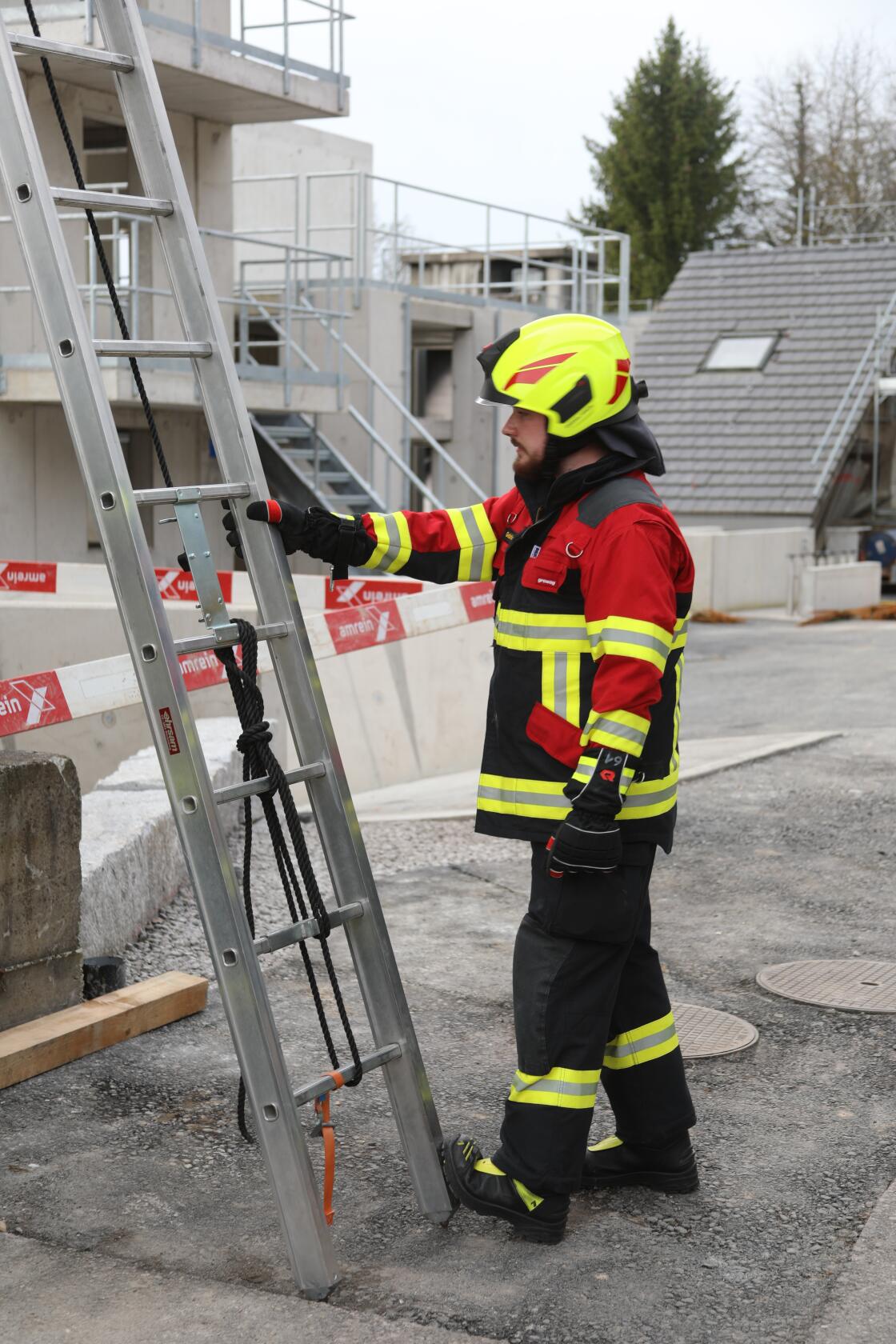 Gabriel sichert den Leiterfuss