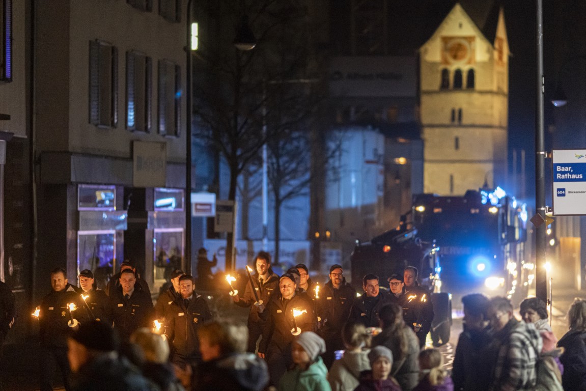 Mannschaft mit den Fahrzeugen