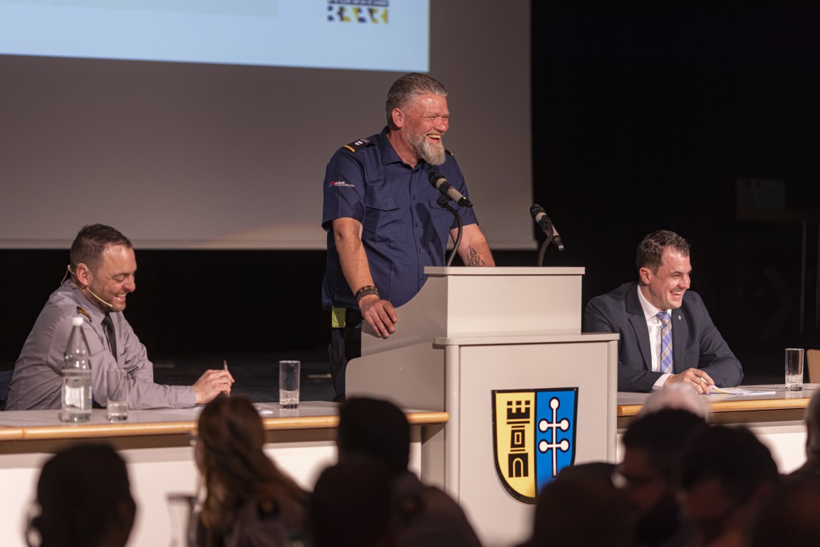 Feuerwehrinspektor stv. André Hermann hält seine kurze Rede