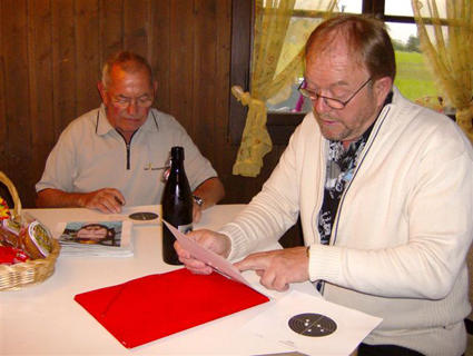 Organisator Gäbel und Kari von den Armbrustschützen