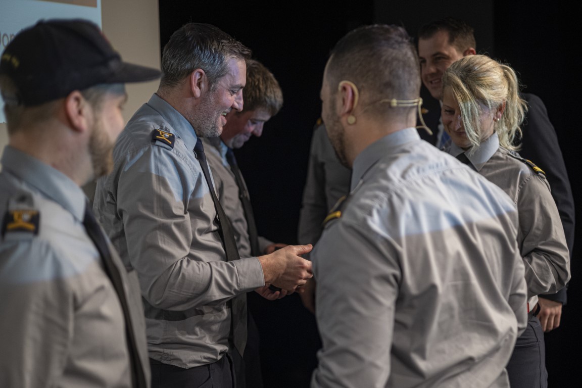 Gratulation an den neu beförderten Wachtmeister Daniele