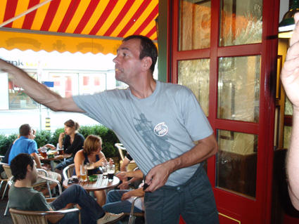 Pelle beim Dart spielen