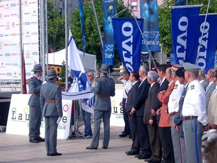 Fahnenaufzug an der Eröffnungsfeier