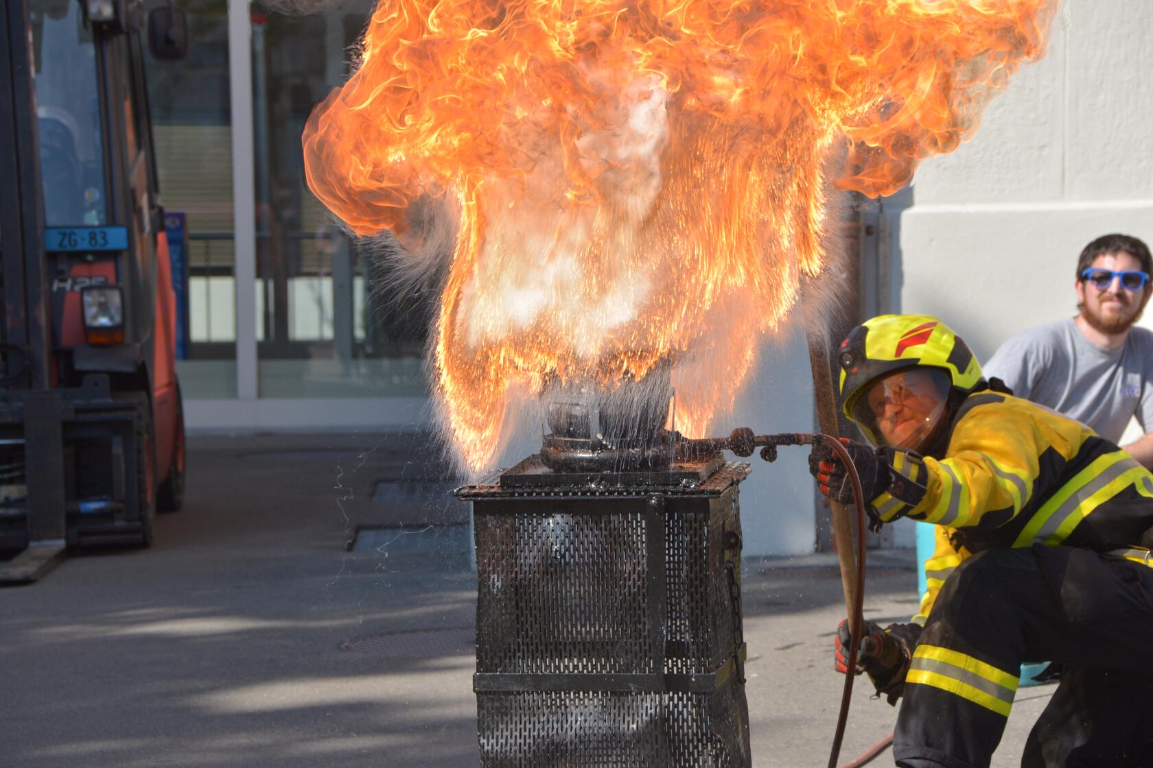 Demonstration Wasser in brennendes ÖL leeren
