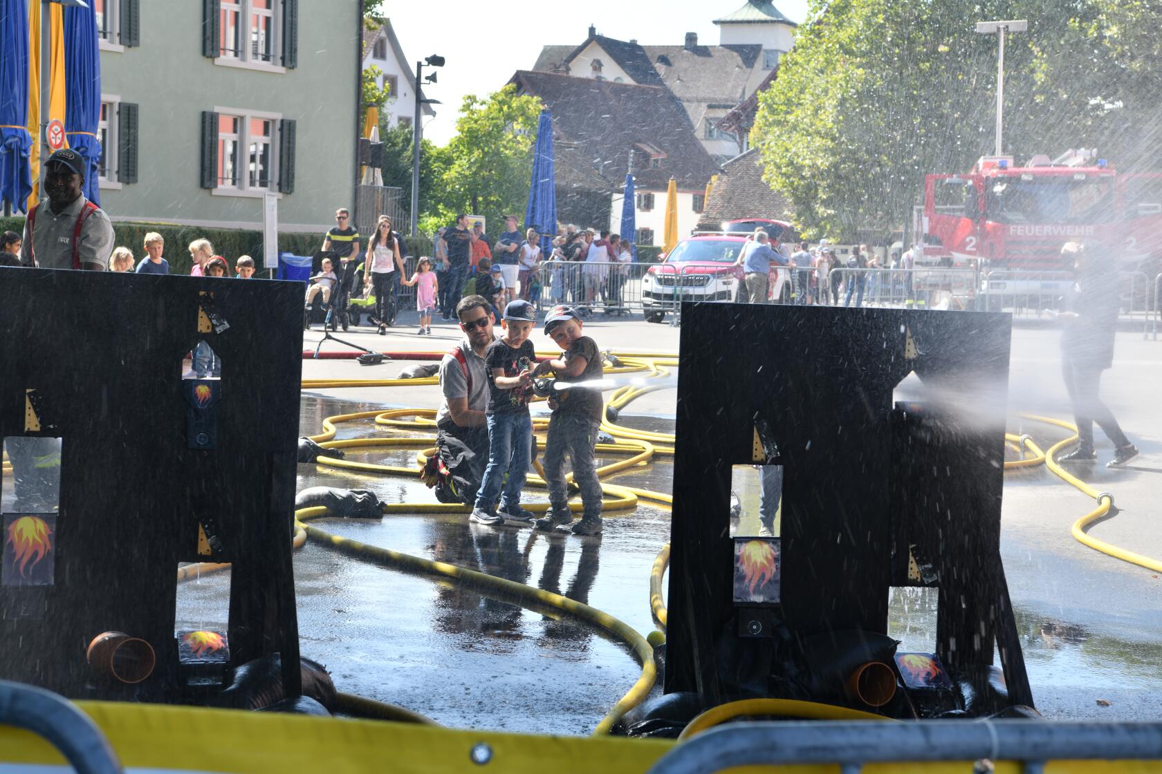 Tatkräftiges mitmachen am Löschparcours 