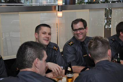 Hildi und Patrick beim Apéro