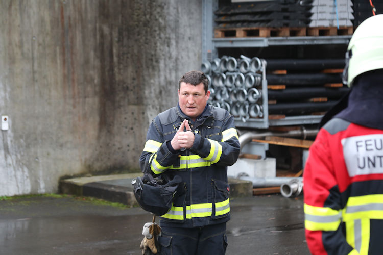 Tobias erklärt den Leitungsaufbau