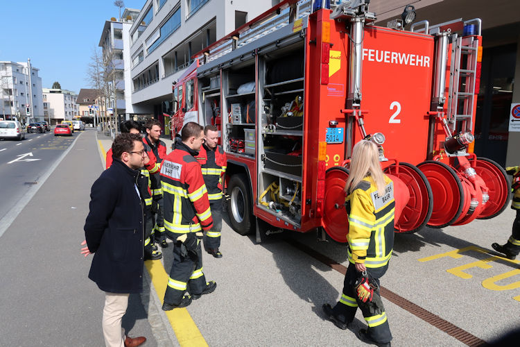 Die Neueingeteilten hören aufmerksam zu