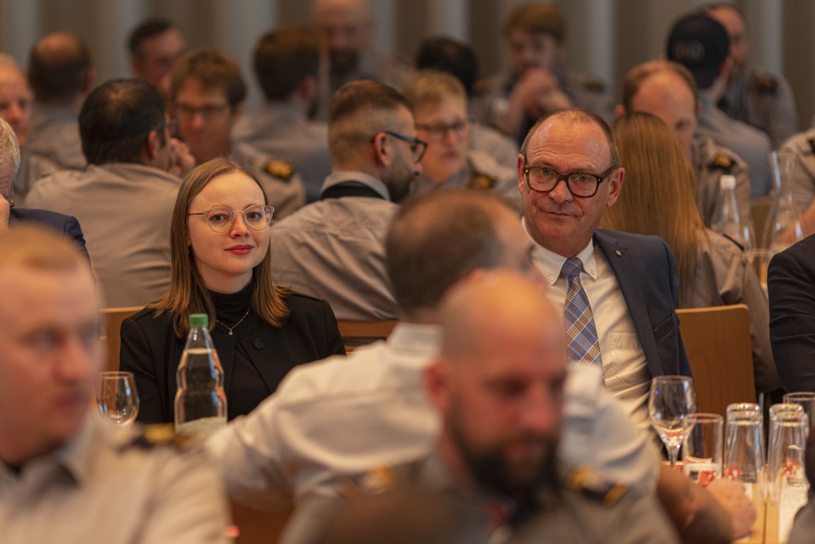 Regierungsrätin Laura Dittli und Gemeindepräsident Walter Lipp hören aufmerksam zu