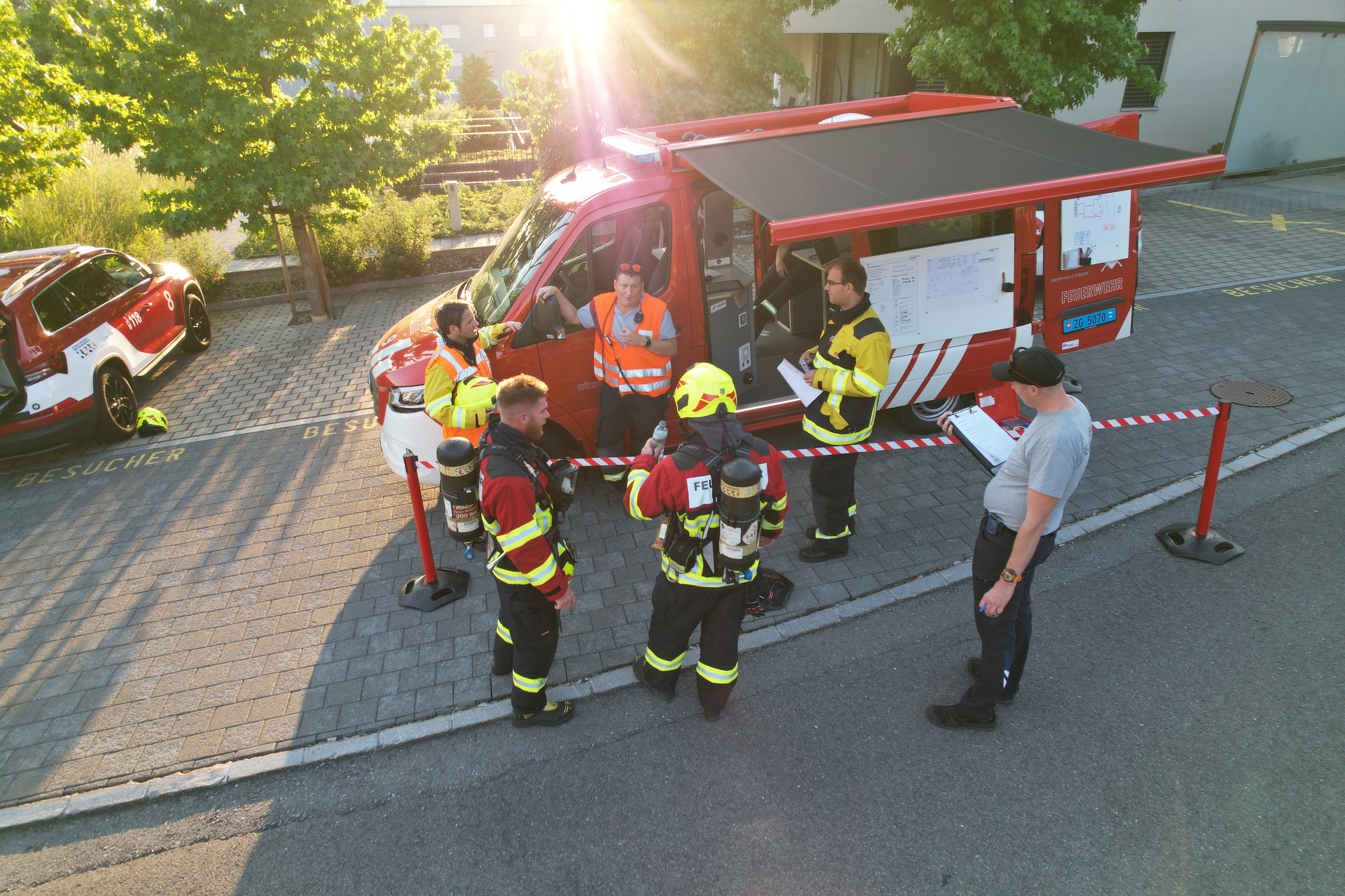 Einsatzleitung von der Drohne aufgenommen