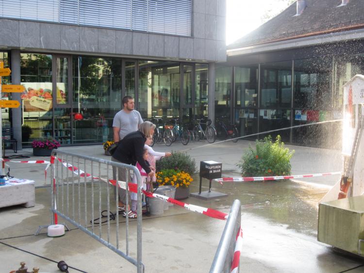 Geri begrüsst die ersten Besucher