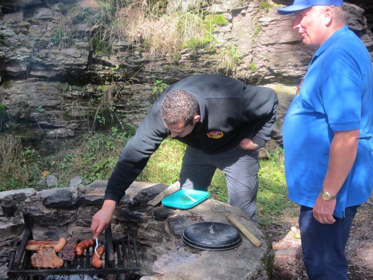 Mahmoud prüft das Grillgut