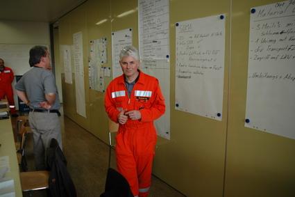 Stefan vor der "Führungswand" mit allen notwendigen Plänen und Listen
