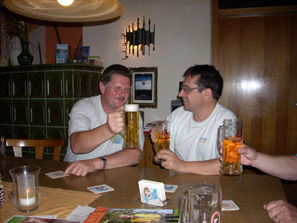 Anstossen im Naturfreundehaus in Friedrichshafen